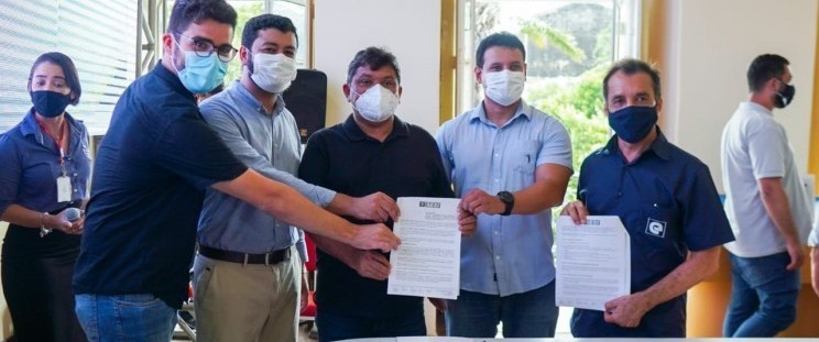 Na tarde desta quinta-feira (3), o secretário das Cidades e Desenvolvimento Urbano (Secid), Marcio Jerry, e o superintendente regional do Serviço Social da Indústria, Diogo Lima, assinaram Ordem de Serviço para início das obras de revitalização de um casarão no Centro Histórico de São Luís. O prédio, localizado na praça João Lisboa, 328, foi reformado por meio da ação Adote um Casarão do Programa Nosso Centro e abrigará um Centro Tecnológico e Cultural da Indústria de São Luís.