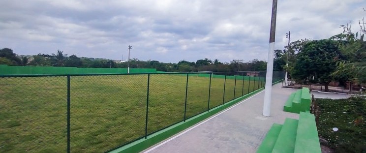 Previsto para ser inaugurado ainda neste mês de outubro, as obras de reforma do campo de futebol da Vila Valiam, localizado na região do Conjunto São Raimundo, em São Luís, estão em fase final. Os trabalhos são realizados pelo Governo do Estado, por intermédio da Secretaria das Cidades e Desenvolvimento Urbano (Secid). A intervenção faz parte do projeto de revitalização de praças e espaços públicos, coordenado pela Secretária das Cidades e visa requalificar logradouros públicos e equipamentos coletivos para garantir um melhor uso e estimular a convivência comunitária.