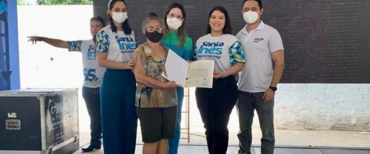 O Governo do Maranhão, por meio da Secretaria das Cidades e Desenvolvimento Urbano (Secid), segue garantindo o direito à moradia com ações do Programa de Regularização Fundiária em todo estado. Em Santa Inês, a Secid iniciou, na última sexta-feira (11), a primeira etapa de entrega de títulos definitivos de propriedade a 118 famílias residentes do bairro Cohab, na região central do município.