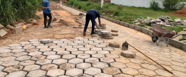 O Governo do Estado, por meio da Secretaria das Cidades e Desenvolvimento Urbano (Secid), está realizando obras de pavimentação da Estrada do Mojó, em Paço do Lumiar. As obras já iniciaram e incluem preparação do solo e terraplanagem para receber os blocos sextavados. A ação visa proporcionar conforto e segurança para quem transita pela via, que, agora, terão acesso facilitado.