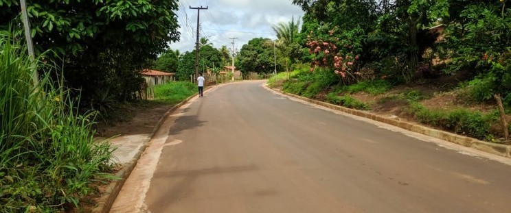 O Governo do Maranhão, por meio da Secretaria das Cidades e Desenvolvimento Urbano (Secid), segue com obras em diversas regiões maranhenses. Em Paço do Lumiar, região da Grande Ilha, os trabalhos de pavimentação da estrada de Mojó, importante via de acesso do município, avançam, apesar das fortes chuvas. A ação faz parte do Programa Mais Asfalto, que visa garantir mobilidade, melhoria no escoamento da produção dos pescadores e promover mais segurança e conforto para os moradores.