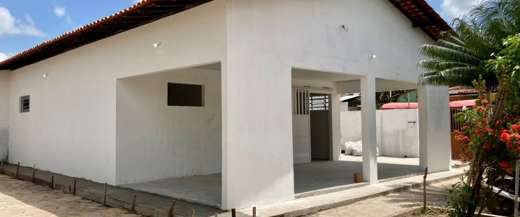 As obras de revitalização do Hospital Municipal de São Vicente Ferrer avançam e a previsão de entrega é para o mês de março. A intervenção está sendo executada pelo Governo do Estado, por intermédio da Secretaria das Cidades e Desenvolvimento Urbano (Secid), e tem o objetivo de promover melhorias na unidade hospitalar, assegurando atendimento de qualidade e conforto para pacientes e profissionais de saúde.