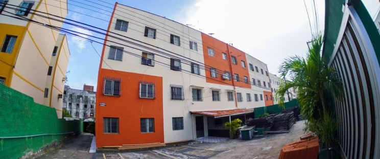 As obras de revitalização do Conjunto Ipem Bequimão, em São Luís, entraram na fase de finalização. A ação é executada pelo Governo do Estado, por intermédio da Secretaria das Cidades e Desenvolvimento Urbano (Secid), e contempla os 58 blocos do residencial com intervenções nas áreas comuns internas e externas; pintura das fachadas dos prédios e ações de reparos na quadra poliesportiva e entorno. As obras visam garantir moradias dignas e mais qualidade de vida para os moradores.