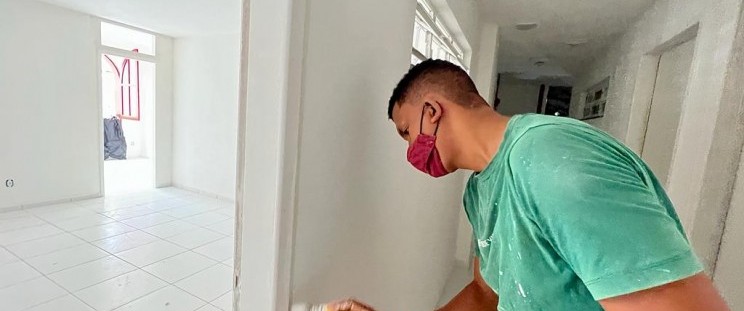 As obras de reforma do antigo prédio do Instituto de Colonização e Terras do Maranhão (Iterma), localizado na Rua das Hortas, Centro de São Luís, estão em fase de finalização. Com 90% dos trabalhos já concluídos, a entrega do empreendimento está prevista ainda para este semestre. Após a revitalização, o casarão abrigará 12 famílias de baixa renda da região. A iniciativa faz parte do Projeto Habitar no Centro, cujo objetivo é articular políticas públicas que resultem na requalificação de imóveis ociosos e/ou degradados para uso habitacional em áreas de interesse de preservação do patrimônio cultural edificado.