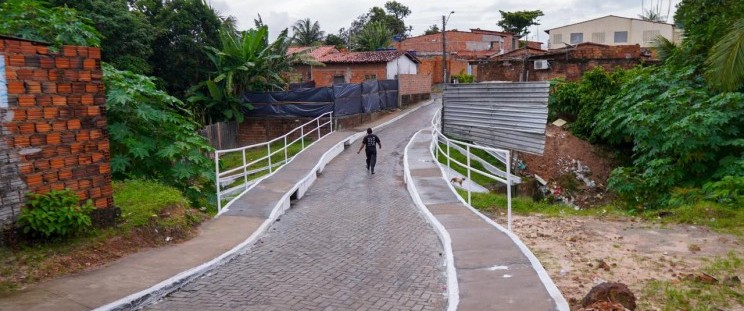 O Governo do Maranhão entregou, na última sexta-feira (31) e sábado (1º), uma série de obras de saneamento e mobilidade em bairros do município de São Luís. A agenda iniciou pela manhã de sexta-feira (31), com a inauguração de um Sistema de Abastecimento de Água (SAA) no residencial Piancó VII, na região Itaqui Bacanga. Já à tarde, o roteiro seguiu para zona rural da cidade, com a entrega de uma passarela na Vila Itamar e um pontilhão em Pedrinhas. Na manhã de sábado (1º), foi inaugurado um novo Sistema de Abastecimento de Água na comunidade Tajaçuaba.
