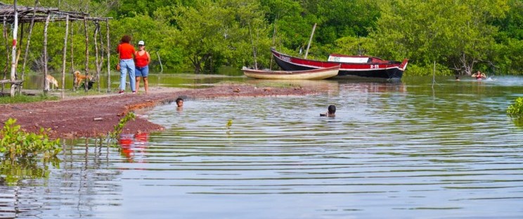 O Governo do Maranhão, por intermédio da Secretaria de Estado das Cidades e Desenvolvimento Urbano (Secid), em parceria com a Prefeitura de Raposa, assinou, no sábado (19), a Ordem de Serviço para início da obra de revitalização e urbanização do Porto da Jussara, na Raposa. A intervenção visa garantir melhoria no escoamento da produção dos pescadores e promover conforto para a comunidade e visitantes.