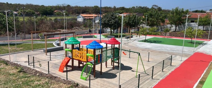 O Governo do Maranhão, por meio da Secretaria de Estado das Cidades e Desenvolvimento Urbano (Secid), está finalizando a construção de uma praça no Residencial Eugenio Coutinho, em Caxias. A intervenção faz parte do projeto de revitalização de praças e espaços públicos, coordenado pela Secid, que visa requalificar logradouros públicos e equipamentos coletivos para garantir um melhor uso e estimular a convivência comunitária.