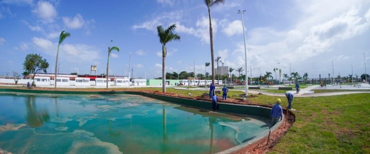 Com previsão para ser inaugurada no mês de março, as obras da Praça da Família seguem em ritmo acelerado. A iniciativa é executada pelo Governo do Estado, por intermédio da Secretaria das Cidades e Desenvolvimento Urbano (Secid), e visa criar um espaço de integração e convivência comunitária com estrutura e capacidade para realização de grandes eventos culturais e esportivos.