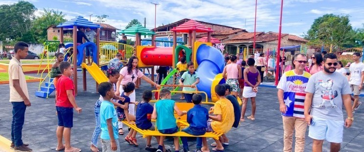 O Governo do Maranhão realizou, neste domingo (24), a inauguração da nova Praça da Família, no município de Presidente Sarney. Construída por intermédio da Secretaria de Estado das Cidades e Desenvolvimento Urbano (Secid), o novo espaço público foi projetado para oferecer à população um equipamento moderno, com modelo arquitetônico de áreas de lazer presente em grandes cidades. A entrega contou com a presença do governador Carlos Brandão; do secretário adjunto da Secid, Júlio Pinheiro, que representou a titular da pasta, Joslene Rodrigues; da prefeita Valéria Castro; dentre outras autoridades.