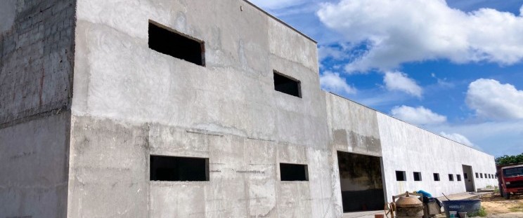 O Governo do Estado do Maranhão, por intermédio da Secretaria das Cidades e Desenvolvimento Urbano (Secid), está reformando um prédio da administração pública no município de Tutóia. Depois de revitalizado, no local será instalada a nova a sede da prefeitura da cidade. Com 70% dos trabalhos concluídos, a previsão é que o equipamento público seja entregue no segundo semestre deste ano. A iniciativa faz parte de um pacote de investimentos do Governo do Maranhão, que incluem reformas, ampliação e construção de equipamentos públicos em todo estado.