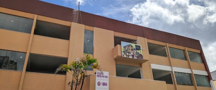 As obras do Shopping Rua Grande, primeiro shopping cultural do Maranhão, localizado na Rua Grande, Centro de São Luís, seguem em andamento. A ação integra o programa Adote um Casarão, iniciativa que faz parte de uma estratégia do programa Nosso Centro executado pelo Governo do Estado, por meio da Secretaria das Cidades e Desenvolvimento Urbano (Secid). Após a conclusão da obra, o local será o mais novo atrativo de lazer e entretenimento da capital maranhense.
