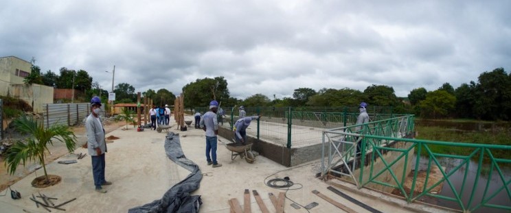 Com previsão para inauguração para o próximo mês, as obras de urbanização da Avenida Beira Rio, no município de Colinas, seguem em ritmo acelerado. A iniciativa é executada pelo Governo do Estado, por intermédio da Secretaria das Cidades e Desenvolvimento Urbano (Secid), e visa melhorar a qualidade de vida das famílias colinenses que ganharão, além de um espaço de lazer e entretenimento, um novo ponto turístico para a cidade.