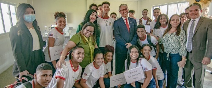 O Governo do Estado prossegue com ações de revitalização e melhoramentos em infraestrutura, contemplando diversas comunidades da Grande Ilha. No bairro Camboa, nesta terça-feira (14), comitiva da gestão estadual visitou os equipamentos de urbanização da Avenida IV Centenário. O governador em exercício, Paulo Velten, conduziu a agenda.