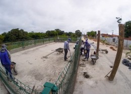Com previsão para inauguração para o próximo mês, as obras de urbanização da Avenida Beira Rio, no município de Colinas, seguem em ritmo acelerado. A iniciativa é executada pelo Governo do Estado, por intermédio da Secretaria das Cidades e Desenvolvimento Urbano (Secid), e visa melhorar a qualidade de vida das famílias colinenses que ganharão, além de um espaço de lazer e entretenimento, um novo ponto turístico para a cidade.
