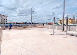 As obras de construção da Praça da Ribeira, localizada no Residencial Ribeira, zona rural de São Luís, continuam. A iniciativa faz parte de um conjunto de intervenções urbanísticas realizadas para melhorar a infraestrutura em diversos bairros de São Luís e do interior do Estado. Os trabalhos do novo equipamento público estão 60% concluídos e a previsão para entrega à população é no mês de março.