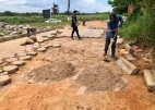 O Governo do Estado, por meio da Secretaria das Cidades e Desenvolvimento Urbano (Secid), está realizando obras de pavimentação da Estrada do Mojó, em Paço do Lumiar. As obras já iniciaram e incluem preparação do solo e terraplanagem para receber os blocos sextavados. A ação visa proporcionar conforto e segurança para quem transita pela via, que, agora, terão acesso facilitado.