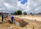 O Governo do Estado, por meio da Secretaria das Cidades e Desenvolvimento Urbano (Secid), segue avançando com o Programa de Construção e Revitalização de Praças e Espaços Públicos em todo o Maranhão. Em São José de Ribamar, município da Grande Ilha, a obra de construção de uma praça no Conjunto Village do Cohatrac está em ritmo acelerado.