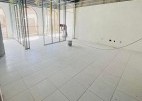 As obras de reforma do antigo prédio do Instituto de Colonização e Terras do Maranhão (Iterma), localizado na Rua das Hortas, Centro de São Luís, seguem em ritmo acelerado. Com 85% dos trabalhos já concluídos, a previsão de entrega está prevista para o mês de maio. A iniciativa é executada pelo Governo do Estado, por intermédio da Secretaria das Cidades e Desenvolvimento Urbano (Secid), e compõe a ação do programa Habitar no Centro, que visa promover o uso habitacional de imóveis localizados em áreas de interesse de preservação do Centro Histórico da cidade.